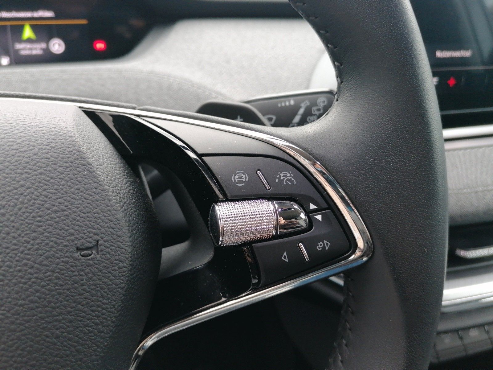 Fahrzeugabbildung SKODA Enyaq 60 Loft Wärmep elHK ACC Family Transport