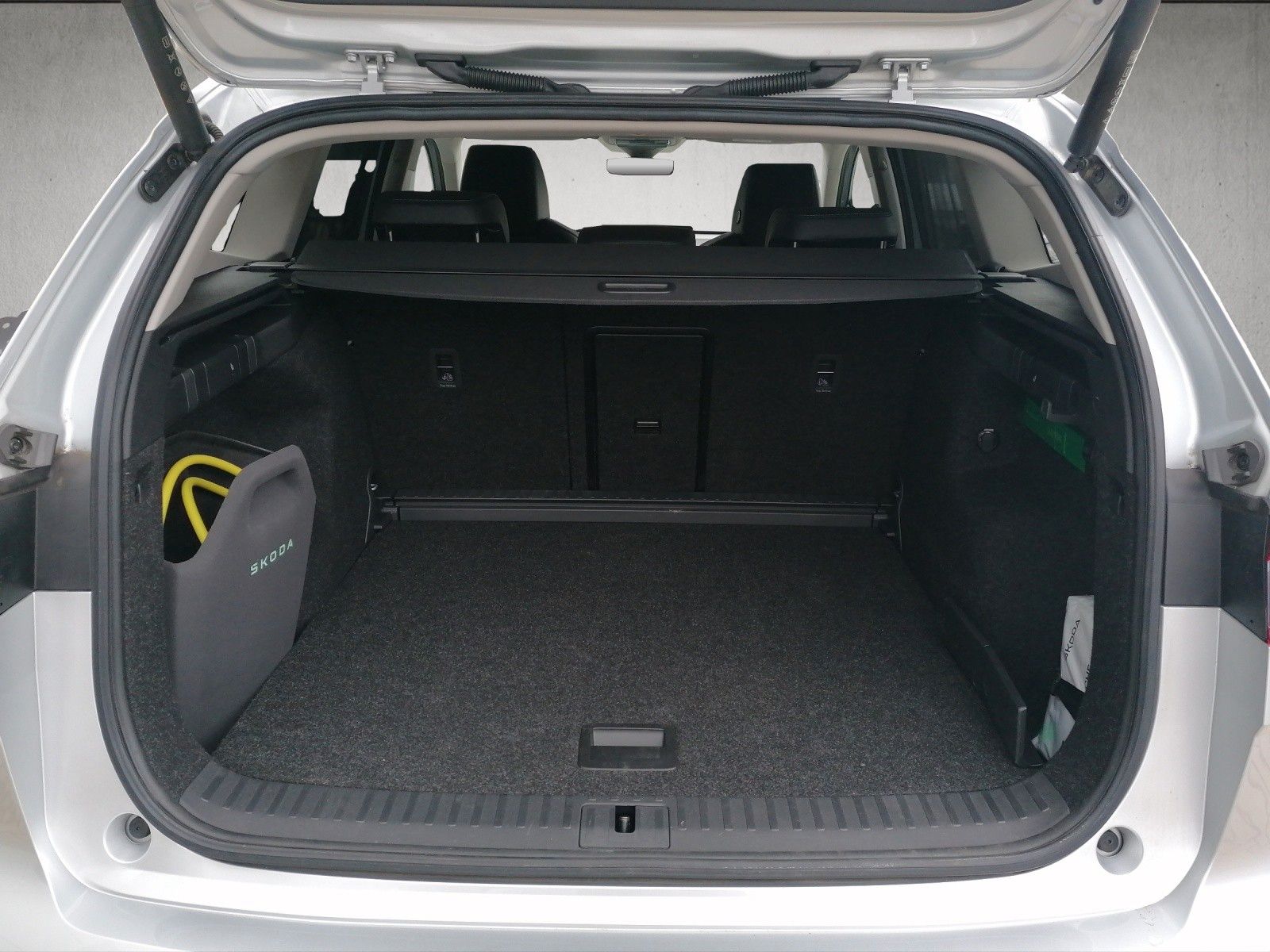 Fahrzeugabbildung SKODA Enyaq 60 Loft Wärmep elHK ACC Family Transport