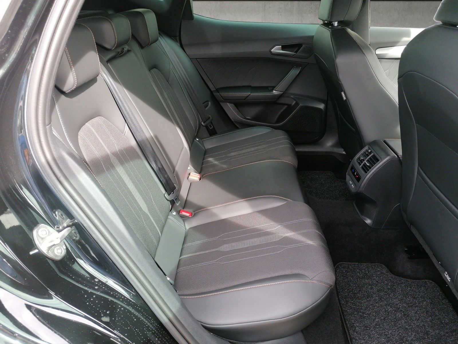 Fahrzeugabbildung CUPRA Formentor 1.4 e-Hybrid DSG AHK SMART AMB elHK