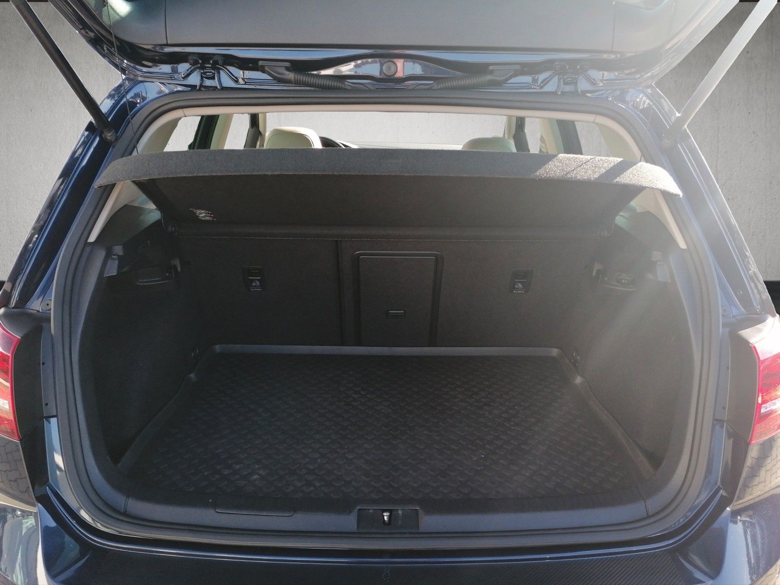 Fahrzeugabbildung Volkswagen Golf VII 1.4 TSI Highline R-Line DSG