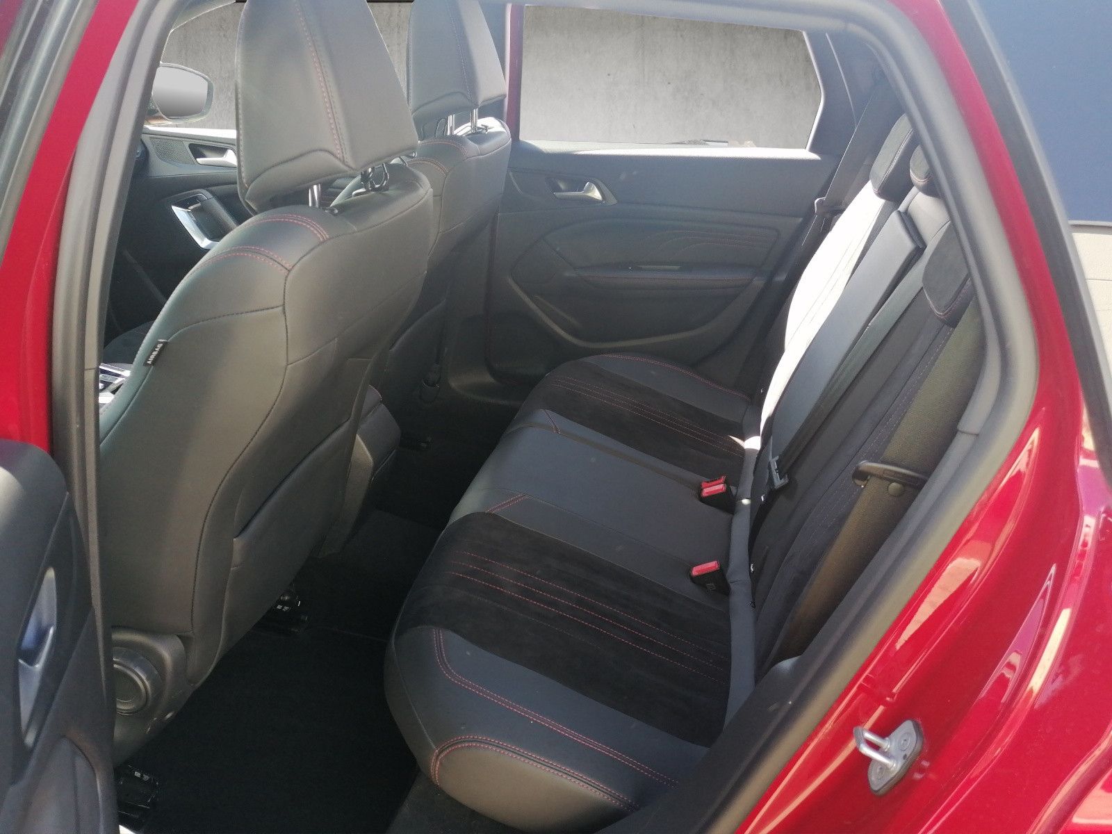 Fahrzeugabbildung Peugeot 308 SW GT 224PS AHK Safety Clever Alcantara