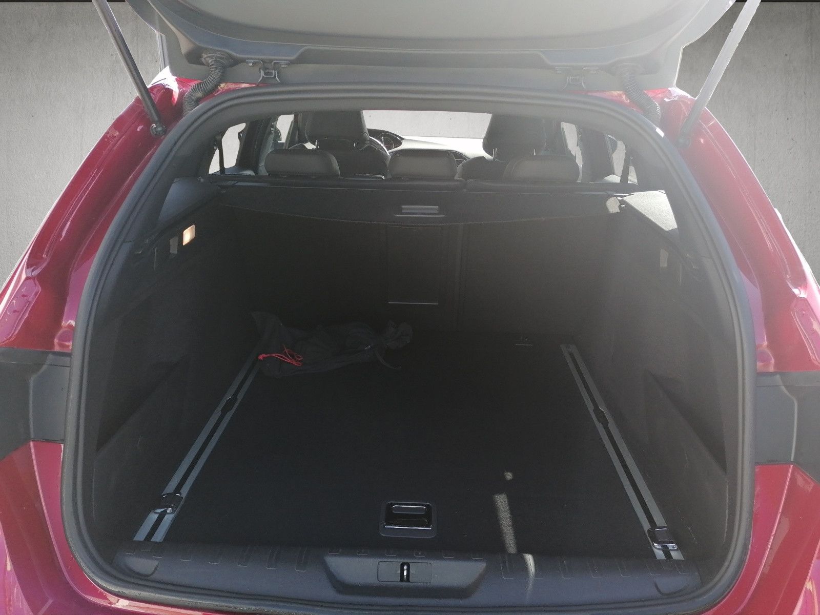 Fahrzeugabbildung Peugeot 308 SW GT 224PS AHK Safety Clever Alcantara