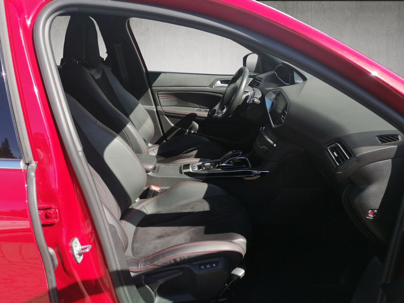 Fahrzeugabbildung Peugeot 308 SW GT 224PS AHK Safety Clever Alcantara