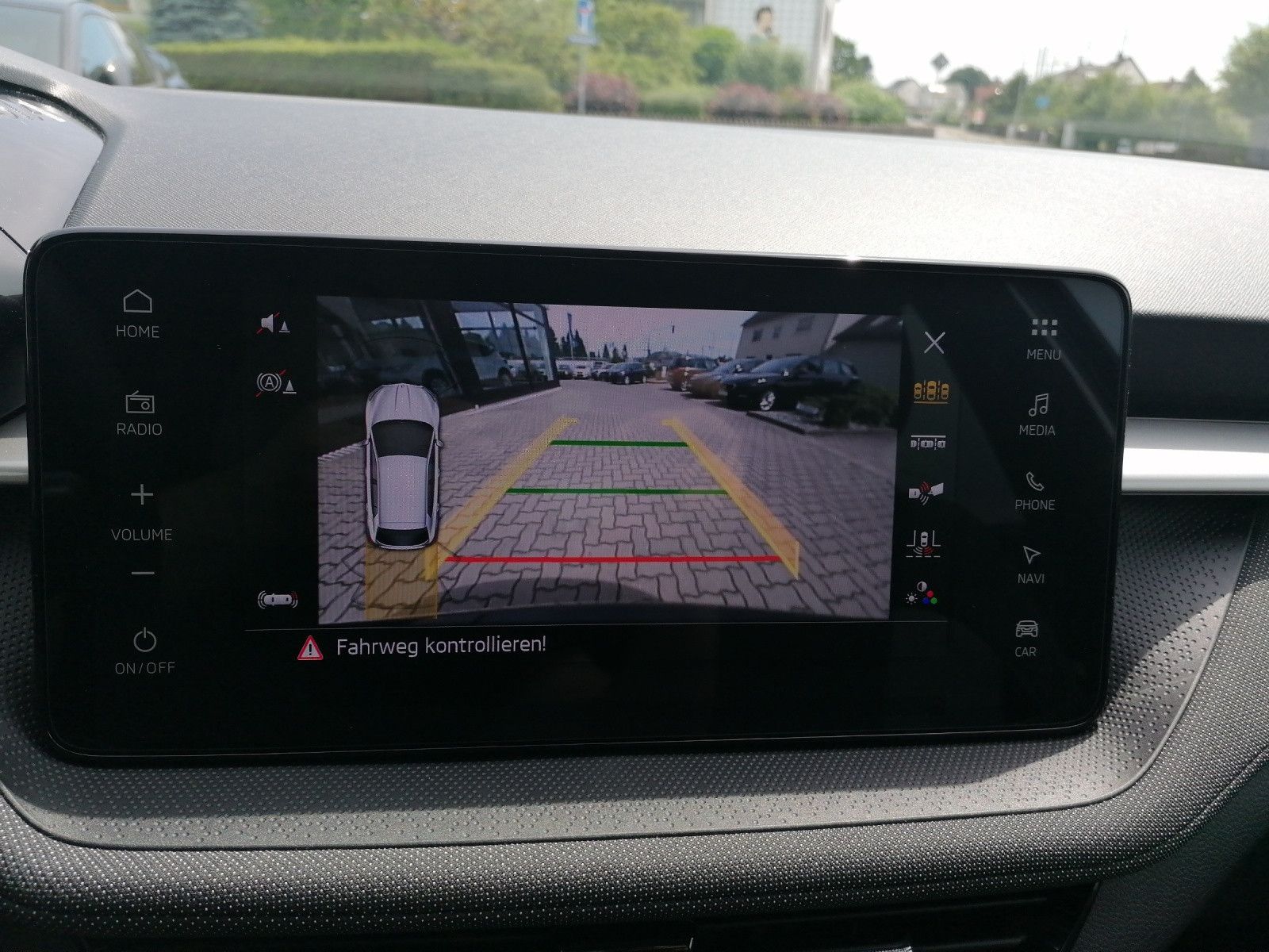 Fahrzeugabbildung SKODA Fabia 1.5 TSI Tour DSG NAVI PDC KAM KESSY ACC