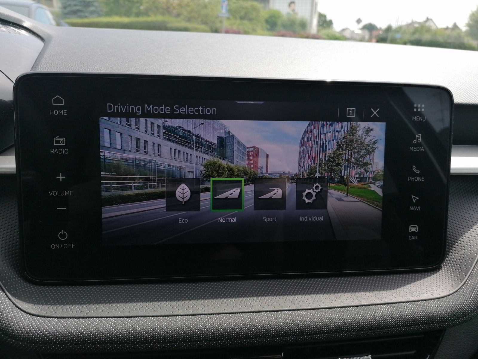 Fahrzeugabbildung SKODA Fabia 1.5 TSI Tour DSG NAVI PDC KAM KESSY ACC
