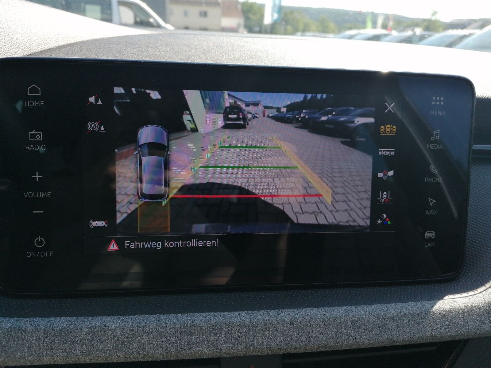 Fahrzeugabbildung SKODA Kamiq 1.5 TSI Selection DSG AHK MATRIX NAVI KAM