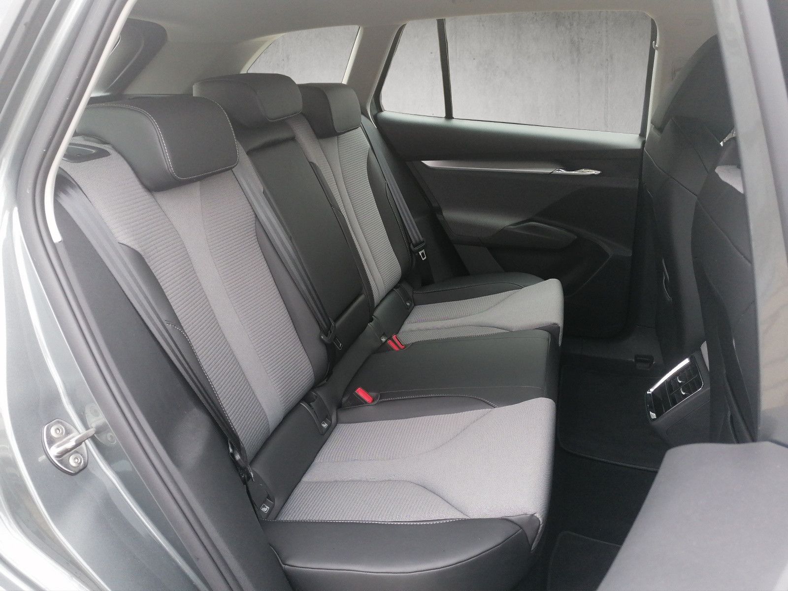 Fahrzeugabbildung SKODA Enyaq 50 Loft NAVI KAM PDC GRA CCS FOD: ACC mögl