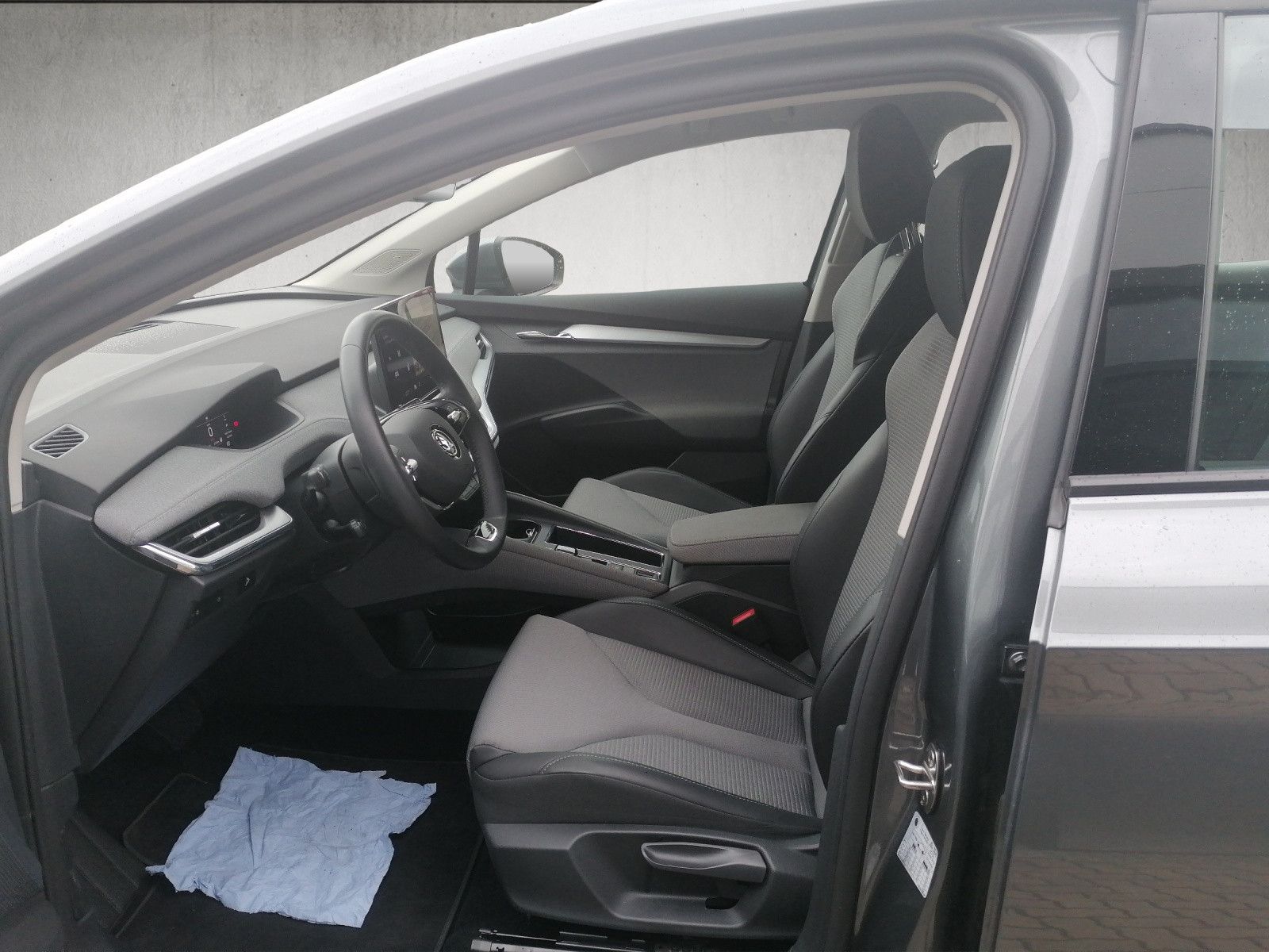 Fahrzeugabbildung SKODA Enyaq 50 Loft NAVI KAM PDC GRA CCS FOD: ACC mögl