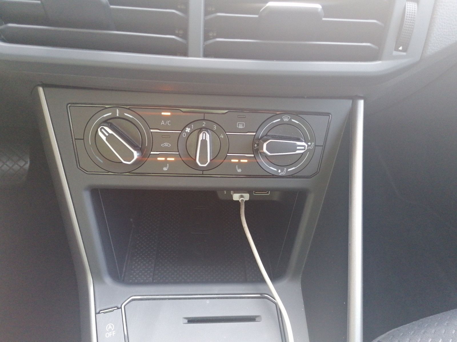 Fahrzeugabbildung Volkswagen Polo VI 1.0 TSI Comfortline DSG PDC APP CONN SHZ