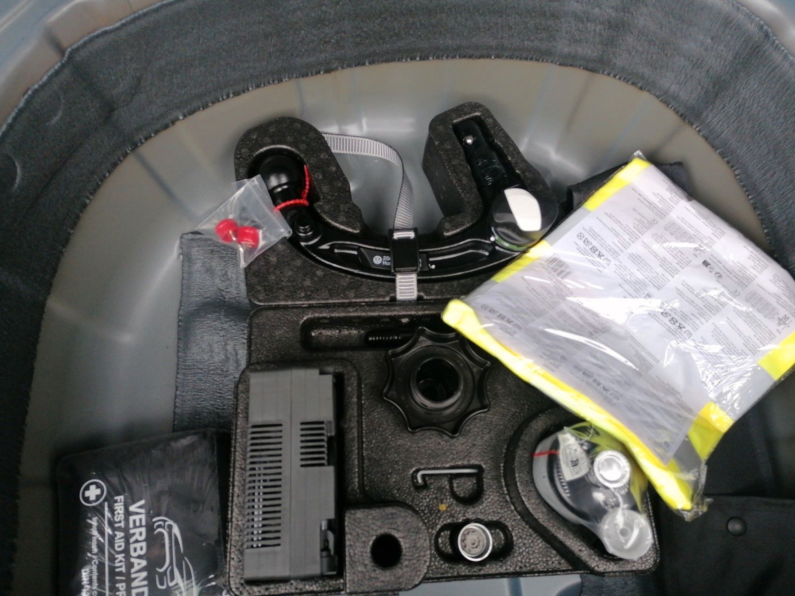 Fahrzeugabbildung Volkswagen T-Cross 1.5 TSI R-Line DSG AHK IQ MATRIX