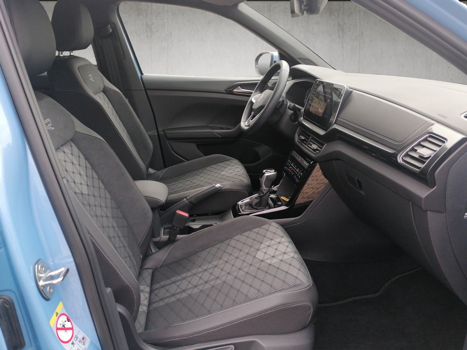 Fahrzeugabbildung Volkswagen T-Cross 1.5 TSI R-Line DSG AHK IQ MATRIX