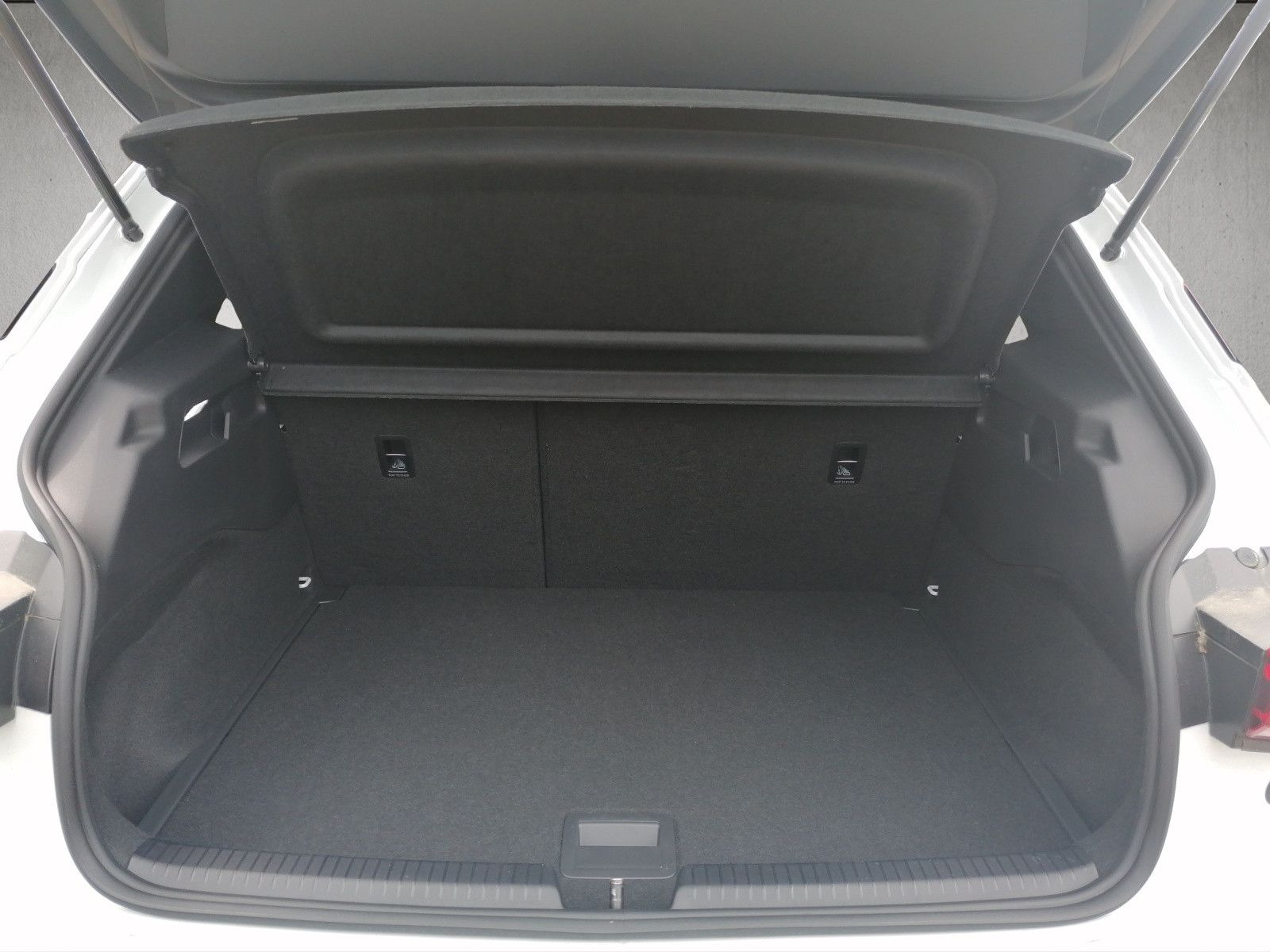 Fahrzeugabbildung CUPRA Born 62kWh 204PS Tech M Pilot M Cargo Below Zero
